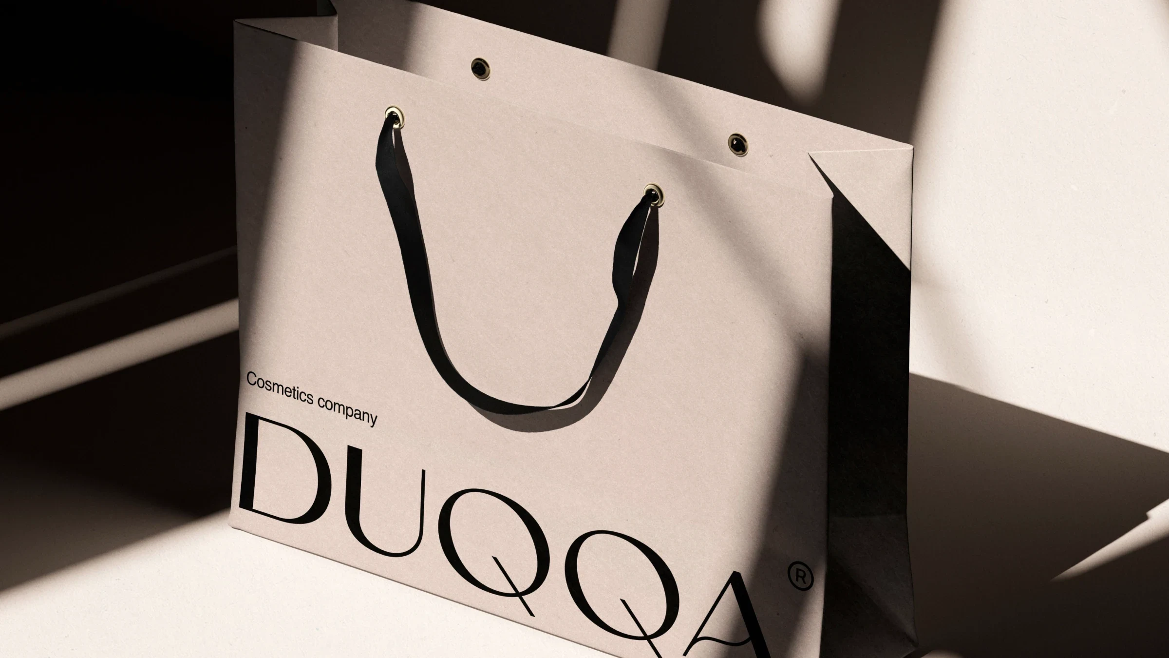 Бумажный пакет DUQQA с черными лентами вместо ручек