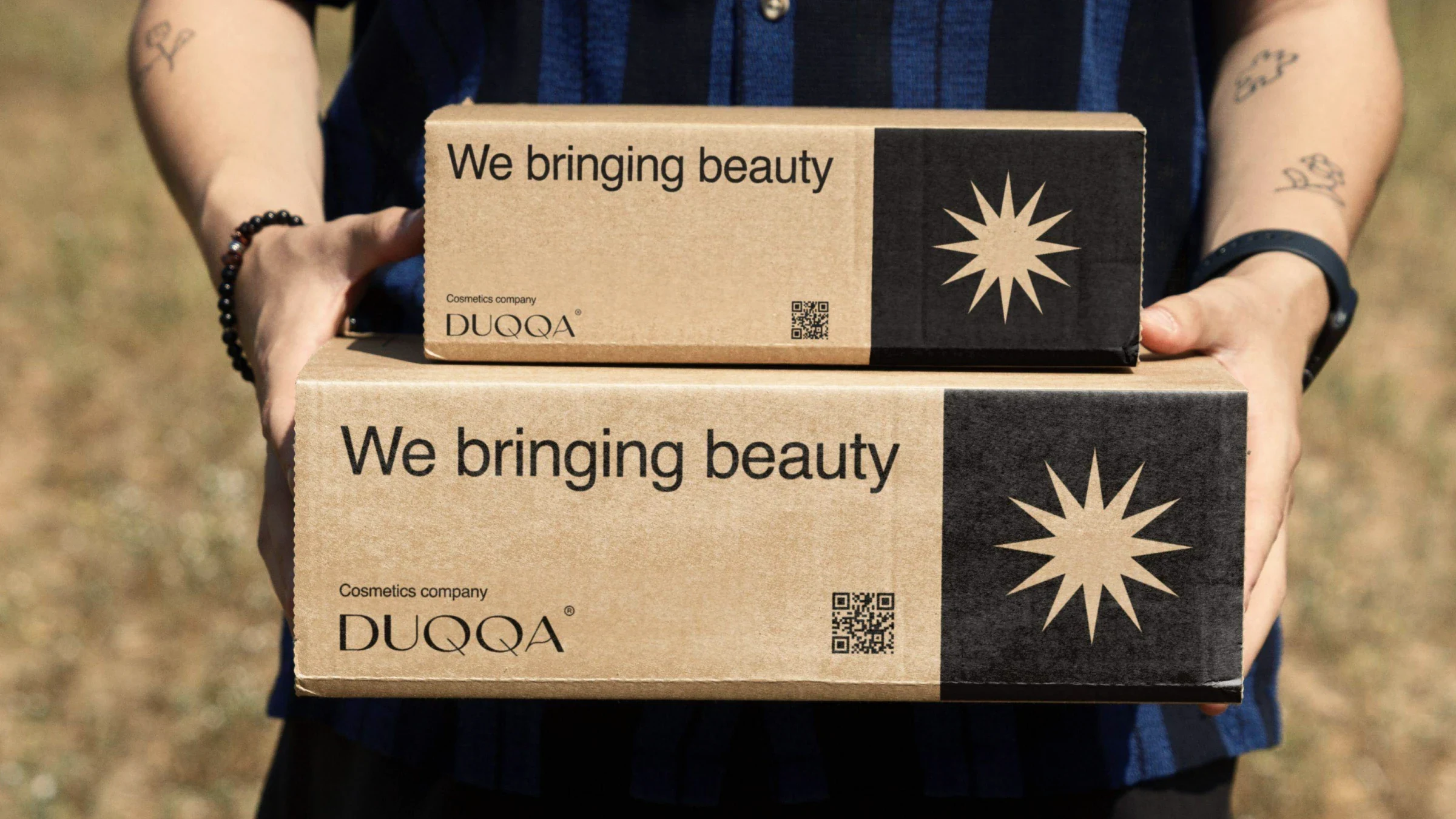 Почтовые коробки DUQQA из крафт-картона со знаком-звездой в руках